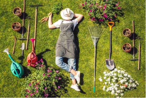Jarné práce v záhrade si môžeme aj užiť. Ak na nich pôjdeme s rozumom