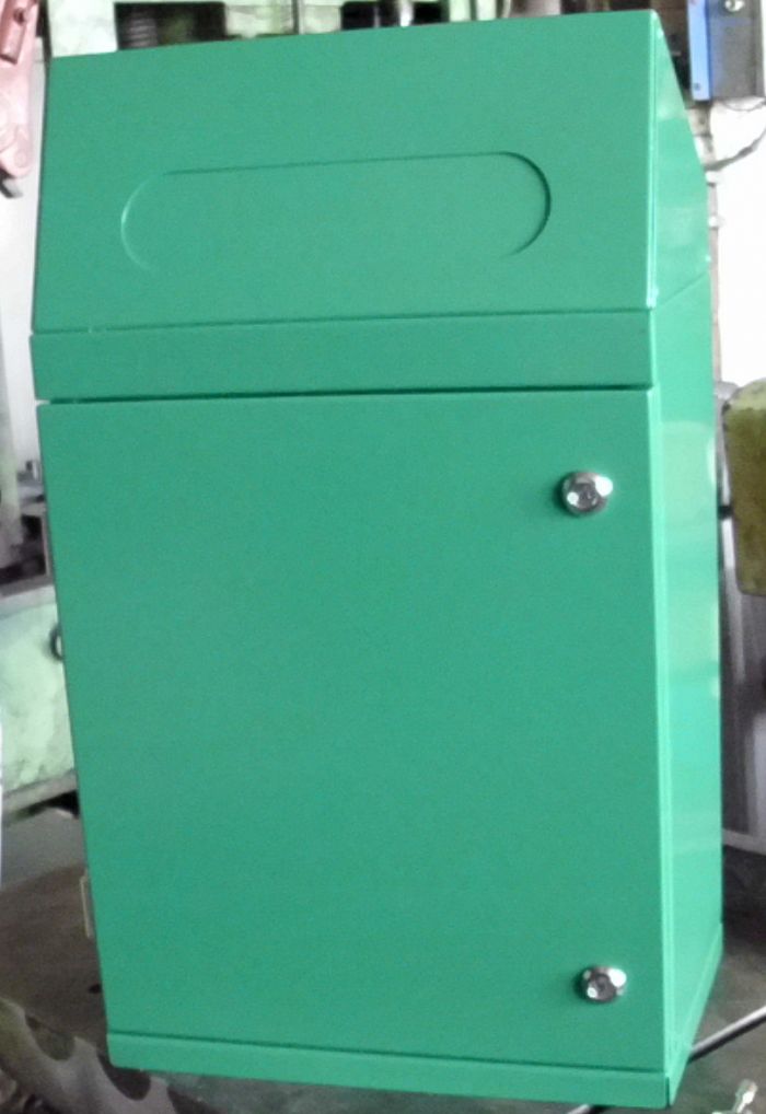 Odpadkový kôš so zabezpečením proti vniknutiu medveďa